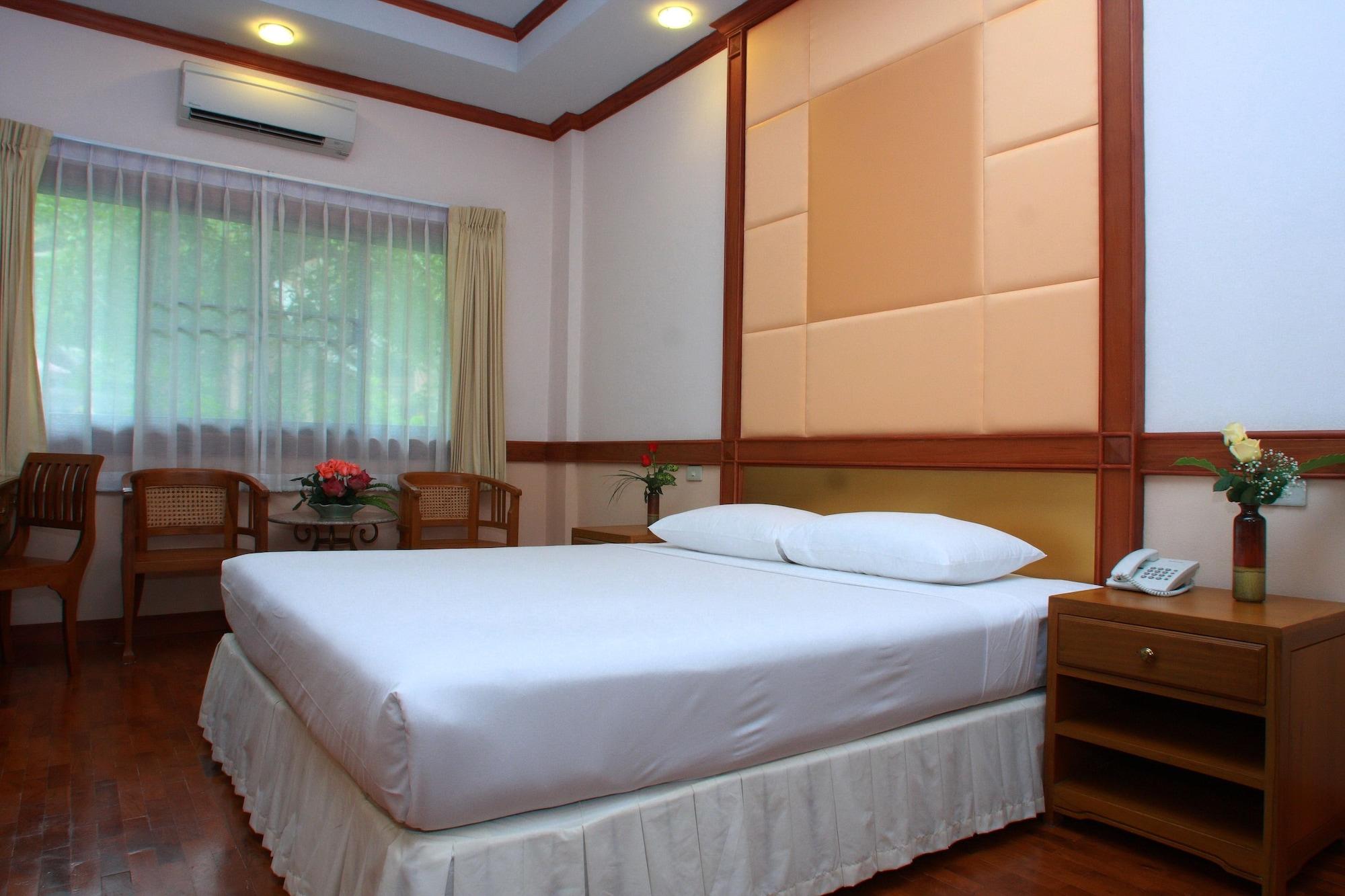 Suan Bua Hotel & Resort Ban Pong  Esterno foto