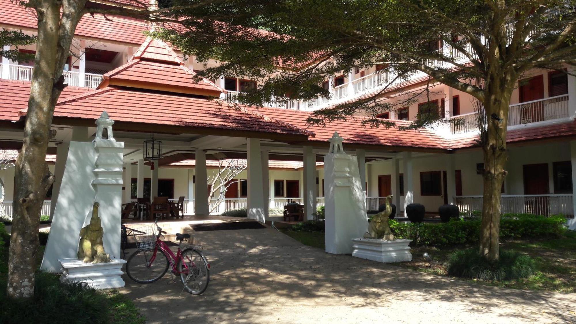 Suan Bua Hotel & Resort Ban Pong  Esterno foto
